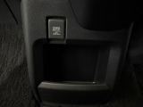 運転席と助手席の間に大きめの収納スペースがあります。
