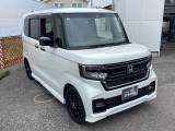 自社整備工場で点検整備をおこなってからお渡ししています。車検が残っている場合は『12ヶ月点検整備』を、車検整備付きの場合は『車検整備』をおこないます。整備費用は車両本体価格に含まれています。