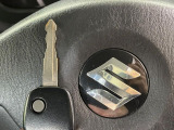 【キーレス】少し離れた場所からでもボタン一つでドアの開錠・施錠ができるのでとっても便利!ドアの鍵穴周りに傷をつけることもありません