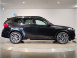 【BMWの伝統-3】BMWのお車は、&ldquo;駆け抜ける歓び&rdquo;を体現しております。走行の安定性とコーナリングの良さを追求し、思い通りにハンドルの操作可能です。