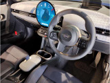 MINIの内装はとにかく『円』に拘ったデザインコンセプトが一目で伝わってきます。これほど円形に拘った車は他に御座いません。伝統のデザイン、トグルスイッチなど遊び心のある内装で御座います。