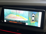 【パノラミックビューモニター】専用のカメラにより、上から見下ろしたような視点で360度クルマの周囲を確認することができます☆死角部分も確認しやすく、狭い場所での切り返しや駐車もスムーズに行えます。