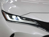 「アダプティブハイビームシステム(AHS)」が装備。LEDの配光範囲を細やかに制御し、先行車や対向車に光が当たる部分だけを自動的に遮光するので、ハイビームでの走行頻度がより向上します。
