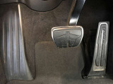 【ペダル】BMWはオルガン式アクセルペダルを採用しています。踏み込む足とペダルが同じ軌跡を描くため、かかとがずれにくく、アクセルコントロールがよりしやすくなるメリットがあります。