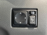 【電動格納ミラー】サイドミラーは電動格納式となっており、狭い駐車場でもキズがつくリスクを抑えられます。