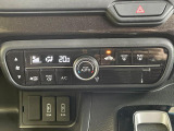 【オートエアコン】一度お好みの温度に設定すれば、車内の温度を検知し風量や温度を自動で調整。暑い&hellip;寒い&hellip;と何度もスイッチ操作をする必要はありません。快適な車内空間には必須の機能ですね♪