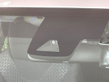 【プリクラッシュセーフティ】前方の車両等を検知し、衝突しそうな時は警報で注意を促し、ブレーキを踏む力をサポート。ブレーキを踏めなかった場合は衝突被害軽減ブレーキが作動、衝突回避をサポートします。