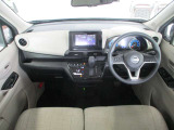 ■ベージュ系で明るい車内。ベンチシートで足元ゆったり広々です。