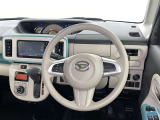 運転席まわりです。 各操作スイッチは使いやすい位置に配置されてます。