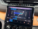 運転席・助手席の温度調節を個々に設定できるデュアルゾーンオートエアコンを装備しております。