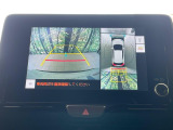 【パノラミックビューモニター】専用のカメラにより、上から見下ろしたような視点で360度クルマの周囲を確認することができます☆死角部分も確認しやすく、狭い場所での切り返しや駐車もスムーズに行えます。