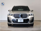 【BMWの伝統】BMWの特徴的な&ldquo;キドニーグリル&rdquo;は、80年以上続く伝統の形でございます。変わらないこだわりのデザインが、プレミアムブランド&ldquo;BMW&rdquo;を創り出します。