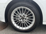 Audiは多様なホイールデザインを提供しており、スポークの形状やサイズ、仕上げ(ポリッシュド、マット、ブラックなど)によって選択肢が豊富です。
