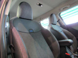 【運転席】スポーツシートでドライバーの体にフィットし、運転をしっかりとサポートしてくれます!