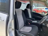 ゆとりある運転席で窮屈感やストレスなく運転をすることができます!