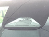 【ホンダセンシング】走行中に前方の車両等を認識し、衝突しそうな時は警報とブレーキで衝突回避と被害軽減をアシスト。より安全にドライブをお楽しみいただけます。