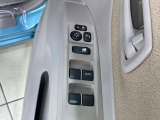 【電動格納ミラー】サイドミラーは電動格納式となっており、狭い駐車場でもキズがつくリスクを抑えられます。