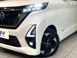 【LEDヘッドライト】悪天候や夜間走行時も良好な視界を確保し安心して運転できる高輝度LEDヘッドライトを装備!点灯速度が早く、消費電力も抑えられています。