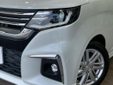 【LEDヘッドライト】悪天候や夜間走行時も良好な視界を確保し安心して運転できる高輝度LEDヘッドライトを装備!点灯速度が早く、消費電力も抑えられています。