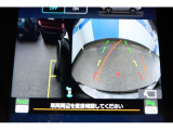 バックギアに入れるとバックカメラの映像がナビに映ります。障害物までの距離もわかりやすいです。