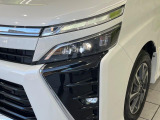 【LEDヘッドライト】悪天候や夜間走行時も良好な視界を確保し安心して運転できる高輝度LEDヘッドライトを装備!点灯速度が早く、消費電力も抑えられています。