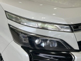 【LEDヘッドライト】悪天候や夜間走行時も良好な視界を確保し安心して運転できる高輝度LEDヘッドライトを装備!点灯速度が早く、消費電力も抑えられています。