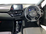 運転席は見やすく整理され、ナビも美しく装着され操作性にも優れています!