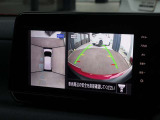 【アラウンドビューモニター】クルマを真上から見下ろしているかのような映像が表示され、周囲の状況がひと目で把握できます!駐車が苦手な方でも安心してスマートに駐車できます!
