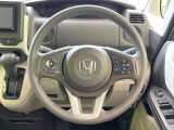 インテリアに合わせたデザインのステアリングは、運転される方のことも考え、運転しやすい形状、大きさです。是非一度、実際に触ってお確かめください。