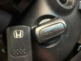 【Hondaスマートキー】カバンやポケットに入れたままでもドアの施錠・解錠が可能なスマートキーを装備。エンジンのオン・オフ時もカギを取り出す必要が無いからとっても便利です♪
