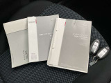 メンテナンスノートおよび備え付けのカギの画像になります。これまでの点検・整備履歴が確認できるメンテナンスノートが揃っており、車両の管理状況が分かりやすくなっています。