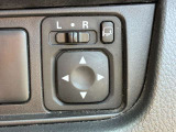 【電動格納ミラー】サイドミラーは電動格納式となっており、狭い駐車場でもキズがつくリスクを抑えられます。
