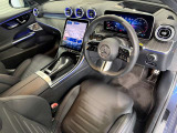 メルセデスのシートは、少し硬めに出来ておりますので、長時間の運転でも疲れにくく、安全にドライビングをお楽しみ頂けます