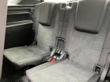 (3列目格納型シート)格納してトランクルームを広げる事も出来ます。フルフラットで大きな荷物を積んだり、マットを敷いての車中泊など、アイデア次第で使い勝手も無限大に。