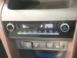 【オートエアコン】一度お好みの温度に設定すれば、車内の温度を検知し風量や温度を自動で調整。暑い&hellip;寒い&hellip;と何度もスイッチ操作をする必要はありません。快適な車内空間には必須の機能ですね♪
