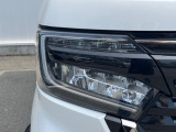 【LEDヘッドライト】悪天候や夜間走行時も良好な視界を確保し安心して運転できる高輝度LEDヘッドライトを装備!点灯速度が早く、消費電力も抑えられています。