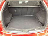 CX-5のトランクは、荷室容量が通常時で505Lと、ミドルサイズSUVとして非常に実用的な広さを持っています。ゴルフバッグが4個収納できるほか、後席を倒せばフラットで広大な空間を作り出せます。
