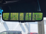 【デジタルインナーミラー】後席の大きな荷物や同乗者で後方が確認しづらい時でも安心!カメラが撮影した車両後方の映像をルームミラー内に表示。クリアな視界で状況の確認が可能です!