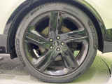 純正22インチホイール!車体にあわせてデザインされていますので、エクステリアをより魅力的に演出。ボディカラーとの相性もよい必見の装備です。