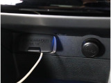 携帯デバイスの充電が可能なUSB出力DC5V電源を2口装備。アクセサリーDC12V電源ソケットも装備していてとても便利です!