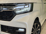 【LEDヘッドライト】悪天候や夜間走行時も良好な視界を確保し安心して運転できる高輝度LEDヘッドライトを装備!点灯速度が早く、消費電力も抑えられています。
