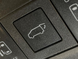 【パワーバックドア】スマートキーや運転席のボタンを押すだけでリアゲートが自動で開閉します!荷物を持っている時や、高い位置にあるバックドアを閉める際に便利な機能です♪