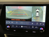 レクサスのお車はすべてバックモニターを標準装備。駐車時のご不安を解消する、パノラミックビューモニターも装備しています。
