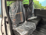 セカンドシートは中央部が可動式となっており、スライドすれば通路スペースが登場!前後の移動がとっても簡単です♪もちろん、8名乗車時も快適な座り心地のシートとなっています♪