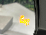 【ブラインドスポットモニター】走行中、ドアミラーの死角になりやすい箇所に後続車が接近するとサイドミラーのレンズに警告を表示!ドライバーに注意喚起をしてくれます。