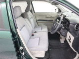 高いホールド性で運転姿勢が安定します。長距離ドライブでも疲れにくいのが魅力です。快適なドライビングライフをお送りください♪