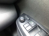 電動格納ドアミラー付き。スイッチ操作でミラーが開閉します。