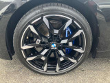 【BMWアロイホイル】軽量かつ強度に拘ったアロイホイル。走行性能ポテンシャルを引き出す設計。車の足元を引き締めてくれる大きなポイントはアロイホイルです。