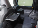 後席には折り畳み式のテーブルがあります。車内での軽食のときに便利ですね。