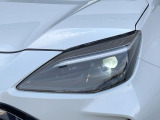 【LEDヘッドライト】悪天候や夜間走行時も良好な視界を確保し安心して運転できる高輝度LEDヘッドライトを装備!点灯速度が早く、消費電力も抑えられています。